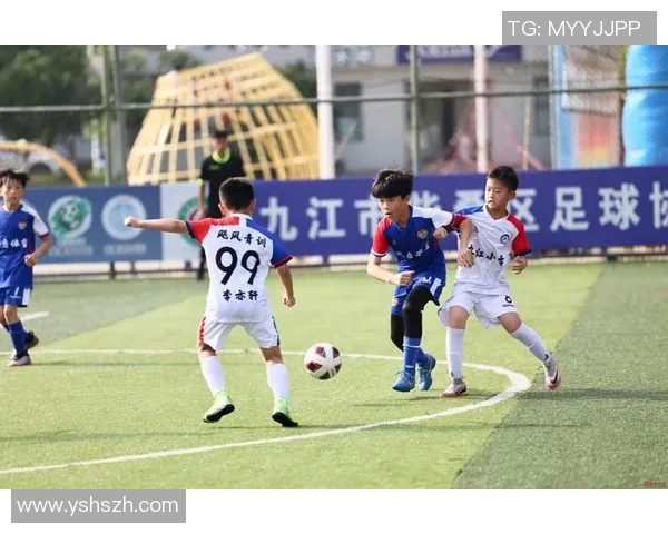 足球明星跨界挑战田径场展现运动魅力与竞技精神