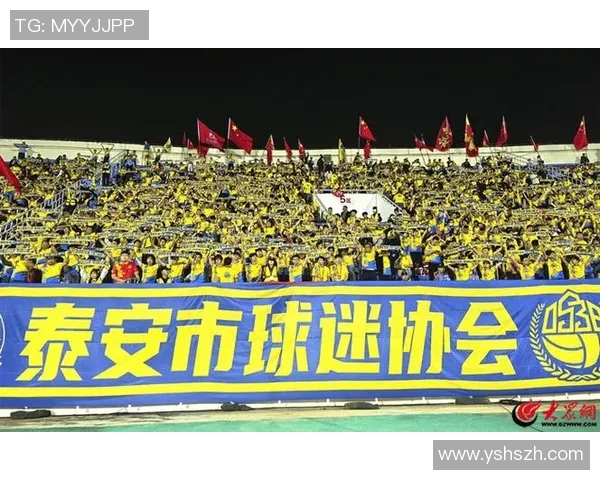 路边偶遇足球明星即兴踢球引围观球迷热情欢呼